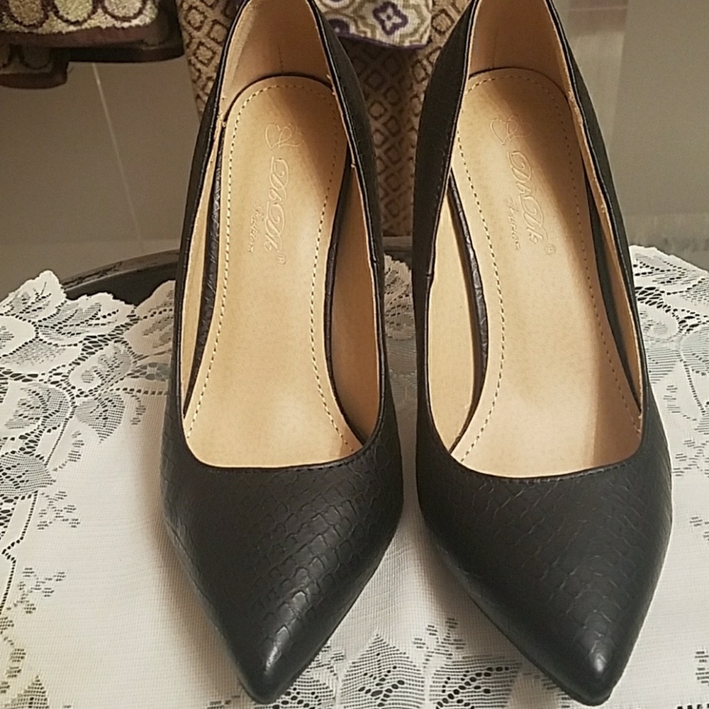 DBDK Fashion  Women's Black Pumps